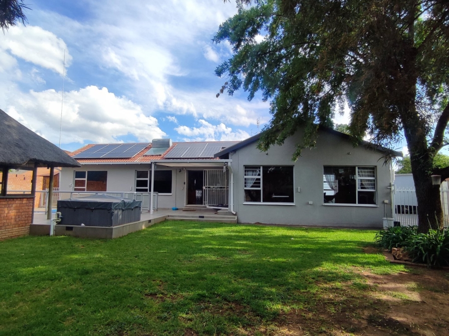 4 Bedroom Property for Sale in Langenhovenpark Free State